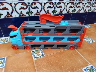 Camión Hot Wheels con Pista