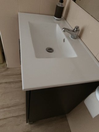 Mueble de baño con lavabo y grifo