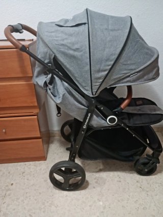 Carrito de bebé gris