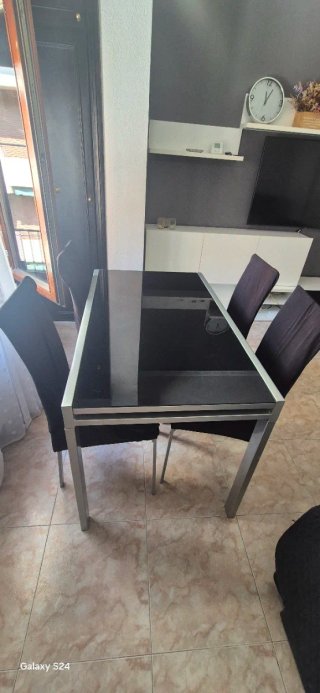 Mesa extensible cristal y metal + 4 sillas