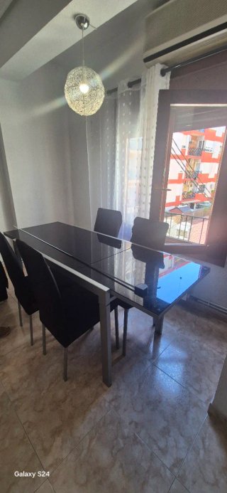 Mesa extensible cristal y metal + 4 sillas