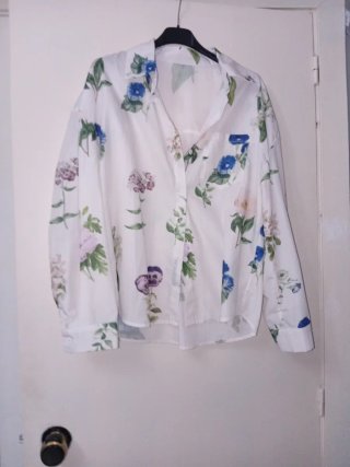 Camisa blanca estampada flores verdes mujer