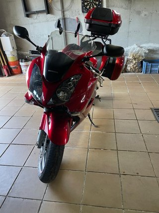 Honda VFR Roja con Maletas