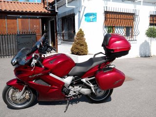 Honda VFR Roja con Maletas