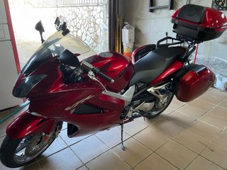 Honda VFR Roja con Maletas