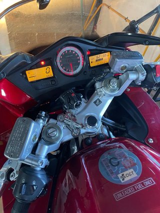 Honda VFR Roja con Maletas