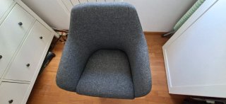 Silla de oficina gris con ruedas