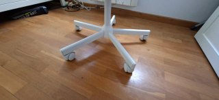 Silla de oficina gris con ruedas