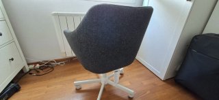Silla de oficina gris con ruedas