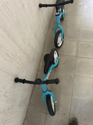 Bicicleta de equilibrio azul para niños