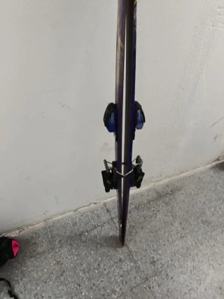 Esquís Morados con Fijaciones
