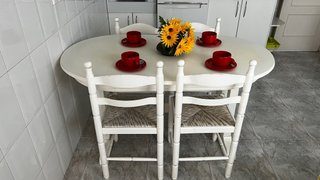 Mesa de comedor blanca con 4 sillas