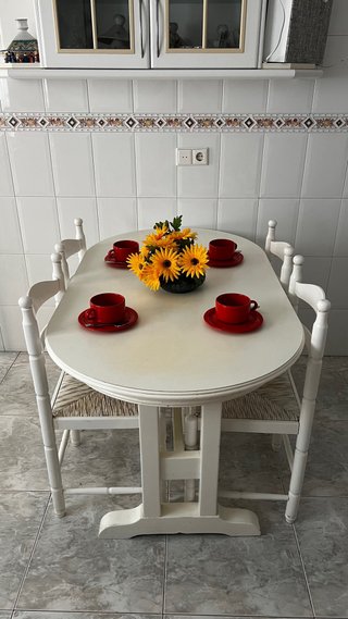 Mesa de comedor blanca con 4 sillas