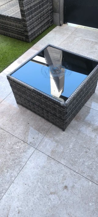 Tavolo da centro da giardino in rattan e vetro nero