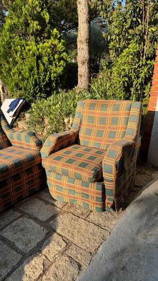 Tresillo 2 sofás tapizados madera