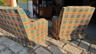 Tresillo 2 sofás tapizados madera