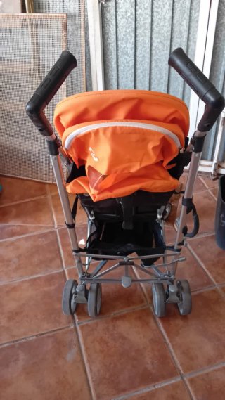 Silla de paseo naranja y negra