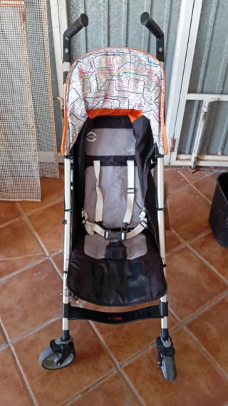 Silla de paseo naranja y negra
