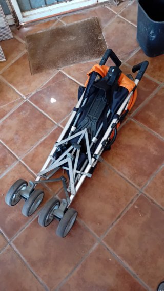Silla de paseo naranja y negra