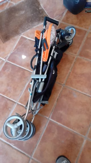 Silla de paseo naranja y negra