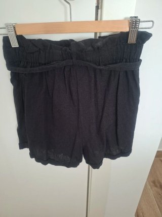 Shorts negros de talle alto con cinturón