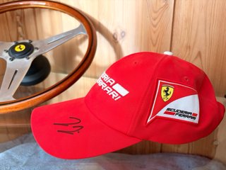 Volante Ferrari Edición Limitada Original y gorro