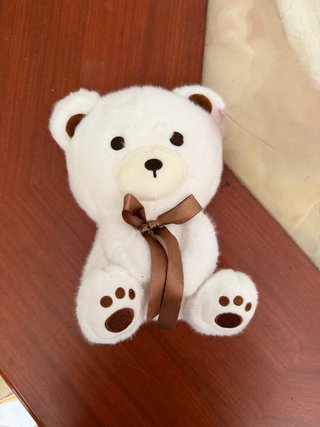 Oso de peluche blanco con lazo marrón