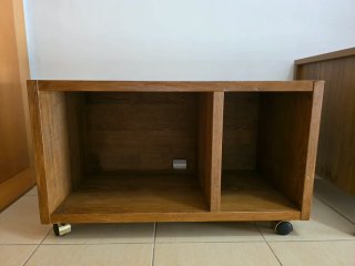 Mesa auxiliar de madera con ruedas
