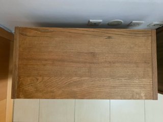 Mesa auxiliar de madera con ruedas