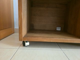 Mesa auxiliar de madera con ruedas