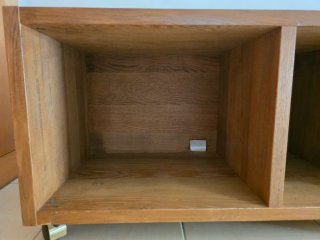 Mesa auxiliar de madera con ruedas