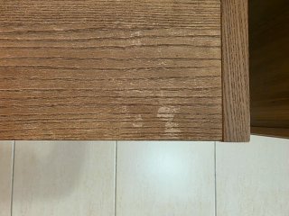 Mesa auxiliar de madera con ruedas