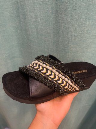 Sandalias Gioseppo negras y doradas