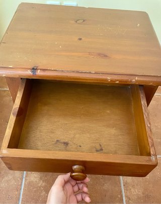 Mesita de noche rústica de madera