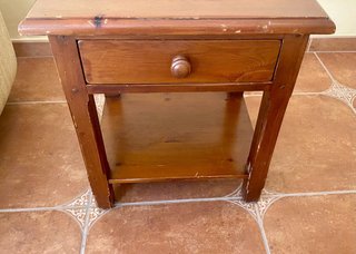 Mesita de noche rústica de madera