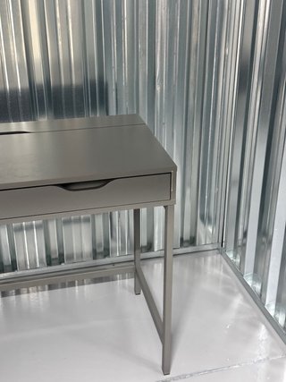 Escritorio IKEA ALEX gris oscuro 132x58 cm