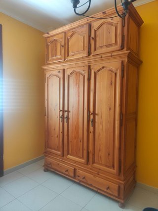 Ropero de pino con altillo