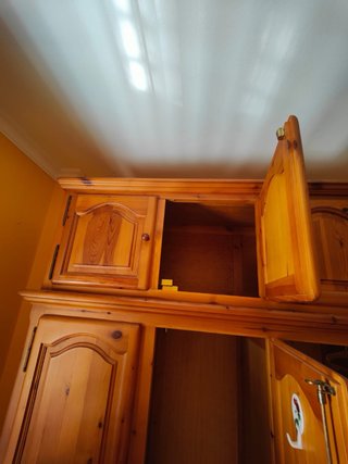 Ropero de pino con altillo