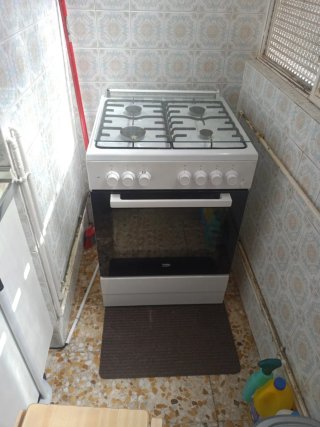 Cocina de gas blanca con horno