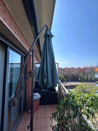 Parasol verde para jardín con bases y funda