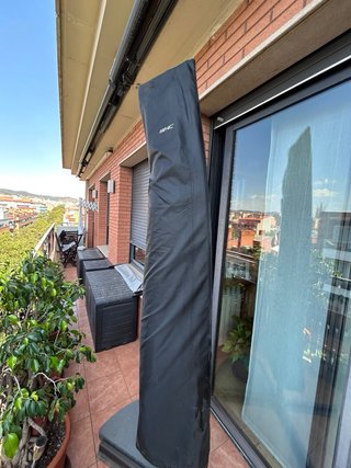 Parasol verde para jardín con bases y funda