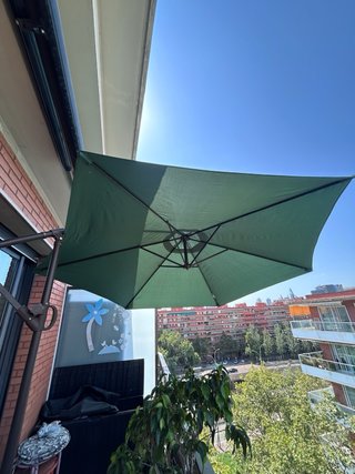 Parasol verde para jardín con bases y funda