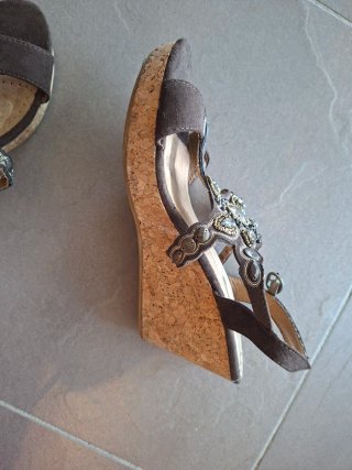 Sandalias de cuña verano marrón y dorado