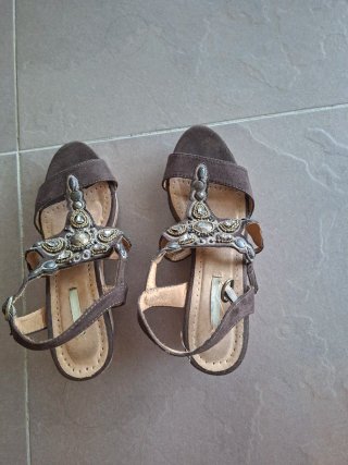 Sandalias de cuña verano marrón y dorado