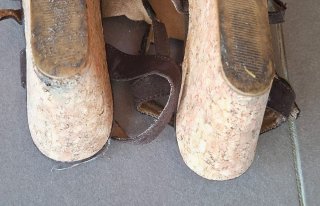 Sandalias de cuña verano marrón y dorado