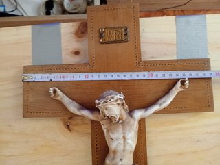 Crucifijo de madera con figura de Cristo