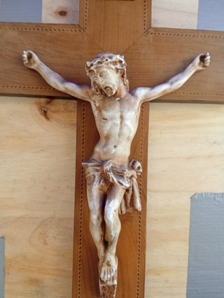Crucifijo de madera con figura de Cristo