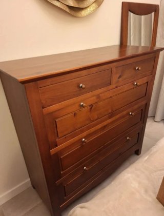 Cómoda de madera maciza