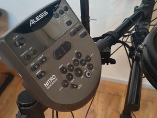 Batería Electrónica Alesis Nitro Mesh Kit