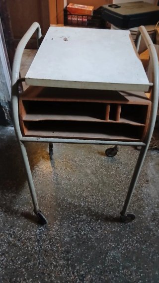 Mesita auxiliar pintor metal y madera